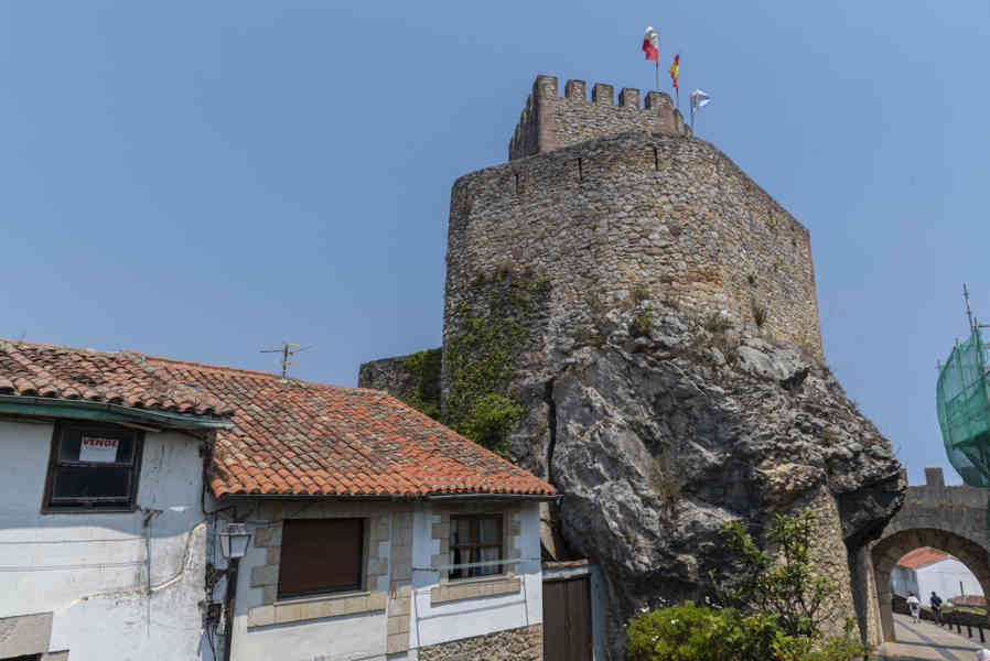 Cantabria 038 - San Vicente de la Barquera - castillo de San Vicente o castillo del Rey.jpg